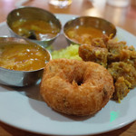 ランチビュッフェ(1200円) この日はサンバル、ワダ、チキンマサラ、ハニーチキンドライ、マトンカリー、ベジメティカレー、キャベツのクートゥなど