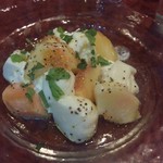 酒場わたなべ - 桃とブッラータのカプレーゼ