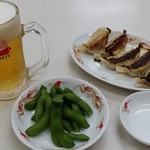 京華 - 【H28.8.14】 餃子３００円。 生ビール(小)３５０円。サービスの枝豆。