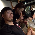 和鶏屋 - H.28.8.13.夜 鹿児島黒豚飛魚らぁめんひげ坊主イケメンSTAFF SM氏と和鶏屋オーナーKO氏【掲載許諾済】