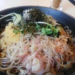 ゆで太郎 - 夏の薬味として、ナス、ネギ、ミョウガ、カイワレ等が乗せてあり、その他は揚げ玉、オカカ、
好みで紅生姜やすり胡麻などを乗せる事が出来ます。