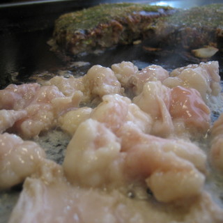 鉄板はみんなで囲もう！“みそ焼き”の甘辛タレは旨さ絶大◎