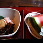 豆蔵 - ランチ〜2段目
      煮物と酢の物とフルーツのスイカ