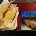 豆蔵 - ランチ〜1段目
      天ぷらと焼き魚