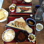 Tetsumaya - 「まぐろ餃子定食」と「サーモンの味噌漬定食」