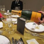 セント レジス ホテル - シャンパンで乾杯！（ヴーヴクリュック・イエローラベル）
