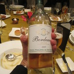 セント レジス ホテル - 次は魚料理、白ワインをサーブ！