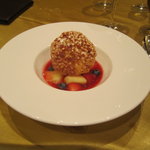 セント レジス ホテル - フルーツ、ヴァニラアイスクリーム　木苺のソース