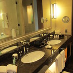 セント レジス ホテル - ダブルシンクの洗面所