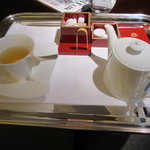 セント レジス ホテル - 部屋に入るとウエルカムドリンクを持って来てくれます