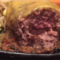 御曹司 きよやす邸 六本木本店 - 『極上黒毛和牛ハンバーグ』やみつきマッシュポテト添え＋チーズトッピング(1300+200円)
