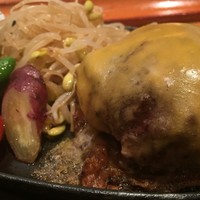 御曹司 きよやす邸 六本木本店 - 『極上黒毛和牛ハンバーグ』やみつきマッシュポテト添え＋チーズトッピング(1300+200円)