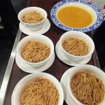 Hong Zhou Restaurant - カニみそあんかけ麺（招牌蟹粉拌麺）