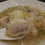 DIN TAI FUNG - 蝦肉馄饨湯麺８８ドル（エビワンタンスープ麺）