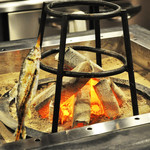 Wasourakuza Ooki - 囲炉裏で焼き上げられる魚介類…