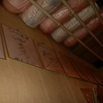 しじみラーメン Shi43屋 - サインがいっぱいあります♪