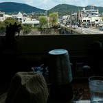 鴨川のいい景色見ながらゆっくりできますよ。