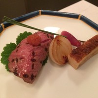 太田なわのれん - 【2016.8】葉月特別献立
                先付( 肉の一口にぎり寿し　小玉葱　泡醤油)