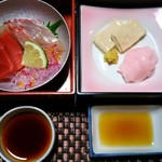 お醤油皿からはみ出る程の厚切りなお刺身と湯葉・生湯葉のお刺身♪