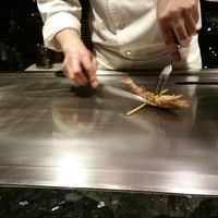 Kobe Grill - 活きたエビを捌き