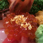 イクラには金箔が乗っています【料理】