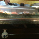 山さん寿司 - 美味しそうなネタが入っていました【内観】