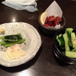 串蔵 - ミノ唐揚げ、やみつききゅうり、本日のお漬物