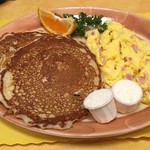 Original Waffle Shop - 朝食メニュー：スクランブルエッグ＋ハム＋パンケーキ、6.69ドル