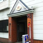 クイーン - 外観＆看板♪ ※お店は二階です