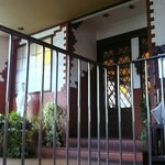 クイーン - 階段踊り場から入口を望む♪ ※お店は二階です