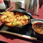 Suzuki - 蓋から大きくはみ出した「海老大盛りかき揚げ丼 (1280円)」