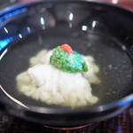 お椀　　鱧葛打ち　叩きおくら　梅肉　へぎ柚子
          