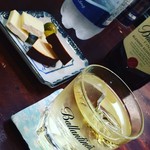 清加和 - お通しのチーズをバランタイン微炭酸割りで！