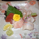 菜々海 - お造り盛り合わせ（マグロ、ブリ、サーモン & 鯛)