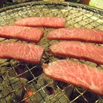 炭火焼肉　韓山 - 激旨ミスジ、焼いています