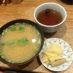 日本橋 天丼 金子半之助 - 味噌汁¥120と漬物(無料)