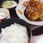 ご飯が来る前ちょいとかじってます