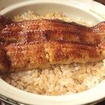 日本橋 伊勢定 - うな丼やなぎ。ふんわり柔らかな鰻に、あっさりとしたタレが合う。