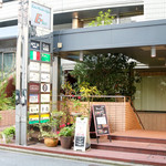 Sumiyaki Chikin Kababu - ホテル ザ・ビーの裏側のビルです