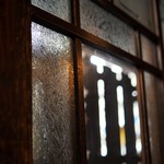 土手の伊勢屋 - 店内窓枠