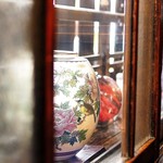 土手の伊勢屋 - 店内出窓