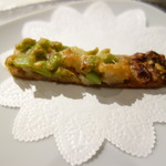 Racine - アミューズ：枝豆と自家製パンチェッタの小さなピッツァ