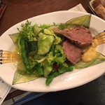 オイスターバー マリオ バルバ - 牛すね肉とグレープフルーツのサラダ