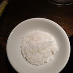 天虎 - ランチタイムのサービスごはん。小盛。盛り付けがかわいい。