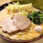 ラーメン　鶴見家 - 濃厚豚骨味噌ラーメン