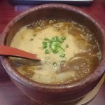 麺や　つるり - 取っ手付の土鍋みたいな器。提供時グツグツ煮たってます！