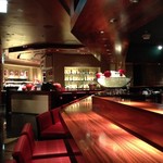 ラトリエ ドゥ ジョエル・ロブション - 黒と赤を貴重にしたモダンなインテリア