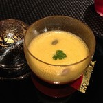 ラトリエ ドゥ ジョエル・ロブション - スープ
      なめらかなカボチャのヴルーテをロックフォールチーズのロワイヤルとともに