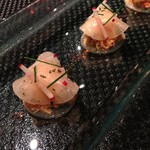 ラトリエ ドゥ ジョエル・ロブション - 前菜
      ズワイガニと大根のラメルをピモンデスペレットで