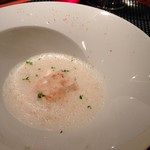 ラトリエ ドゥ ジョエル・ロブション - スープ
      海老のファルスを百合根のヴルーテに浮かべて　ヴァニラとスダチの香りで